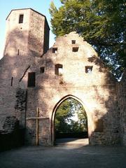 Innenhof der Barbarakapelle in Langensteinbach