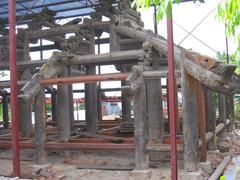 The frame system of the Bảng village communal house under restoration