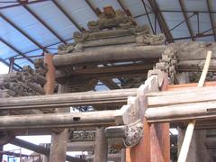 Roof of Bảng communal house under restoration