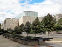 The Barnes Foundation along Ben Franklin Parkway