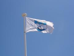 Le drapeau de Palavas-les-Flots flying against a clear blue sky