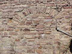 Reste eines zugemauerten Torbogens im Alten Schloss, Baden-Baden