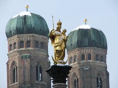 Mary before the Frauenkirche church in winter