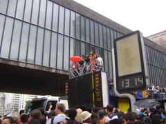 Opening of São Paulo Gay Parade 2011 with Marta Suplicy under an umbrella on the trio