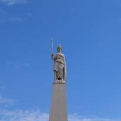 La escultura de la República en la cima de la Pirámide de Mayo