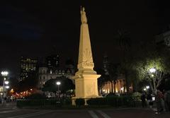 Pirámide de Mayo illuminated with Vatican colors at night