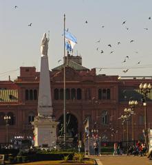 Pirámide de Mayo with pigeons