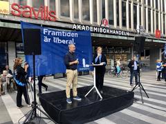 Jan Björklund and Anna Starbrink holding a public meeting at Sergels Torg in Stockholm