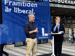 Jan Björklund and Anna Starbrink holding a public meeting at Sergels Torg in Stockholm