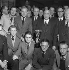 Award ceremony for the Koopmansbeurs football team in Amsterdam, 1945