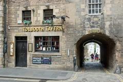 The Royal Mile in Edinburgh featuring Old Tolbooth Wynd