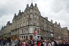 The Royal Mile in Edinburgh bustling with tourists