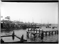 Public gathering at De Ruijterkade for a ship's arrival, late 19th century