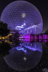 La Biosphère at night