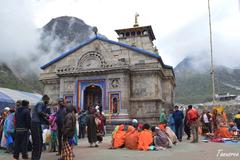 Kedarnath temple with devotees in fog