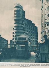 Historic view of Gran Vía with Edificio Carrión and a double-decker bus