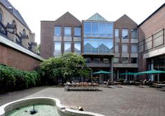 Public courtyard of Museum für Angewandte Kunst with café and Lochner-Brunnen in Köln