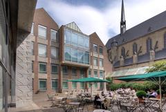 öffentlicher Innenhof des Museums für Angewandte Kunst in Köln mit Café und dem Lochner-Brunnen