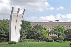 Monument du pont aérien devant l'aéroport de Tempelhof à Berlin