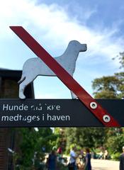 dog sign in Botanical Garden Copenhagen