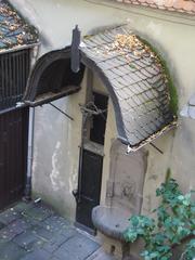 Innenhof des Goethe-Hauses Frankfurt am Main mit Pumpe und Steinwaschbecken