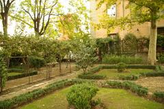 Jardin Príncipe de Anglona in Madrid with visitors