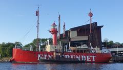 Robert sailing ship next to Finngrundet lightvessel