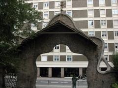 Porta i tanca de la Finca Miralles in Barcelona