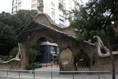 Porta i tanca de la Finca Miralles in Barcelona