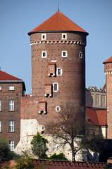 Wawel Eckturm am Fluss mit drei Toilettenerkern