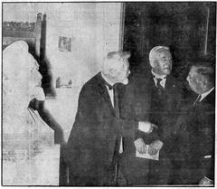 Conversation after unveiling of architect W.K. Kromhout's bust in Stedelijk Museum, 1940