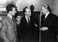 Gerard den Brabander, Manuel van Loggem, and Theun de Vries at the Literature Prize award ceremony in 1947