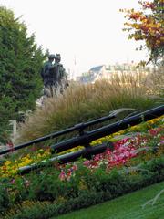 Quai Général Guisan with Jardin Anglais in Genève featuring the flower clock and national monument