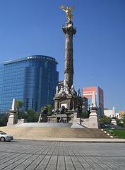 El Ángel de la Independencia statue with sunk street level