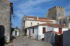 Rue ancienne maisons et église Saint-Pierre Mornac-sur-Seudre