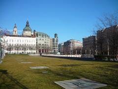 Northeast and mid-east part of Erzsébet Square, Budapest