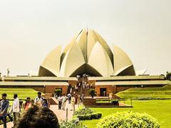 Overview of Lotus Temple in New Delhi, India