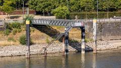 Autoabsatzstelle für die Binnenschifffahrt am Rheinauhafen in Köln bei niedrigem Wasserstand