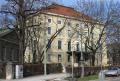 Karolinenplatz 4 in Munich, Staatliche Lottoverwaltung building with two freestanding outbuildings