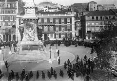 Vintage photograph of a procession near the Monument to the Restorers, honoring Teófilo Braga