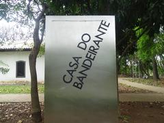 Placa na entrada da Casa do Bandeirante