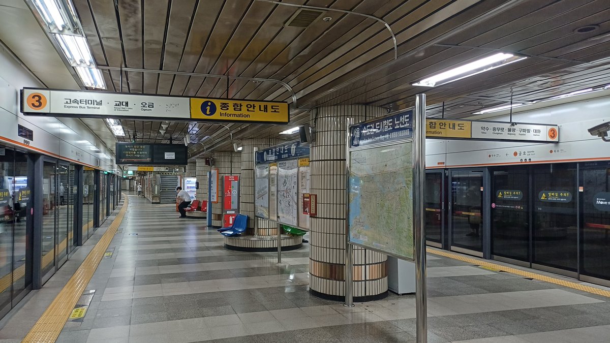 Platform of Kumho Station with tracks and overhead electric lines