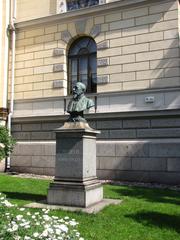 Statue of Leo Mechelin in front of the House of the Estates