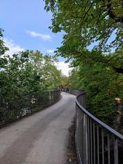 Auffahrt zum Lodzer Steg Baumwipfelpfad in Stuttgart beim Löwentor