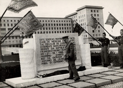 President Francisco Craveiro Lopes unveiling the inaugural plaque of the Teaching Hospital of Lisbon in 1953