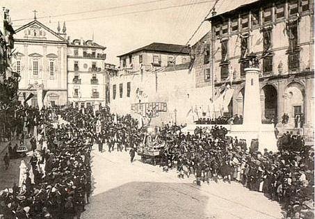 Historical procession and float heading towards Praça do Infante in 1894 with São Bento de Avé Maria convent on the right