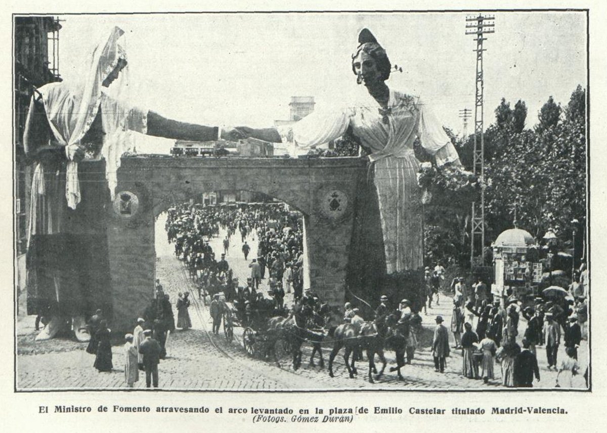 Minister of Development crossing the arch titled Madrid-Valencia in Emilio Castelar square, Valencia, 1910