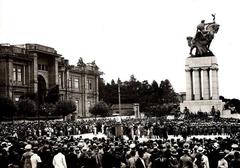 Inauguration ceremony of the Monumento to Ramos de Azevedo with Pinacoteca do Estado de São Paulo in background, 1934