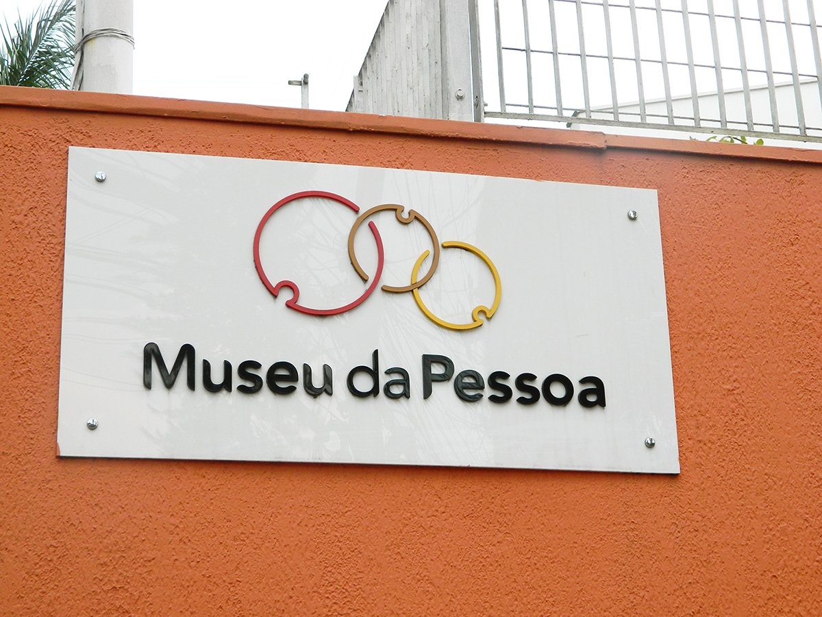 Exterior facade of Museu da Pessoa in Vila Madalena, São Paulo. The building features a colorful mosaic artwork on its front wall.