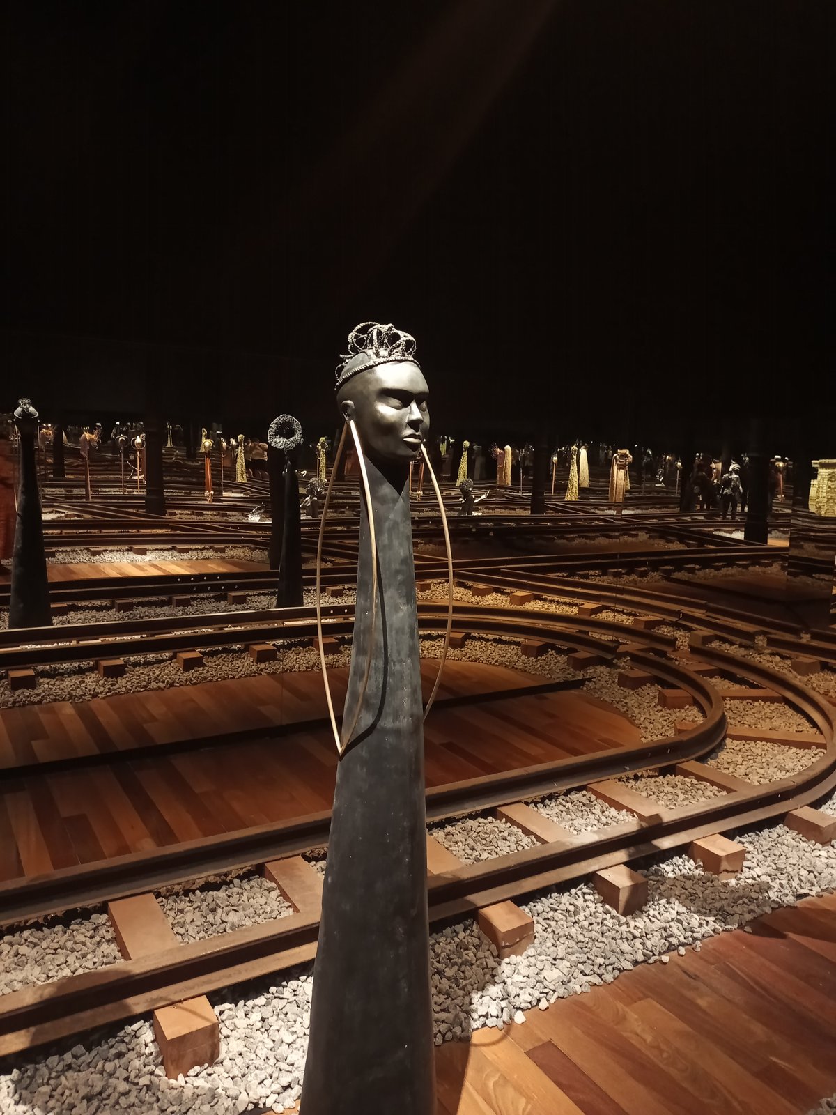 Exposição Onà Irin - Caminho de Ferro artwork by Nádia Taquary displayed at Museu de Arte do Rio MAR in Rio de Janeiro's port region